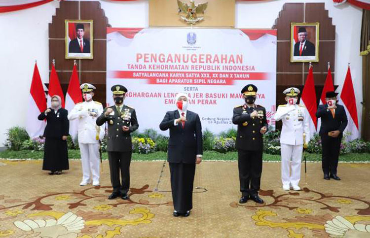 Gubernur Jawa Timur Khofifah Indar Parawansa dalam acara menganugerahkan Tanda Kehormatan kepada para tokoh dan ASN di Gedung Grahadi, Kamis (13/8/2020). foto: ist/ bangsaonline.com