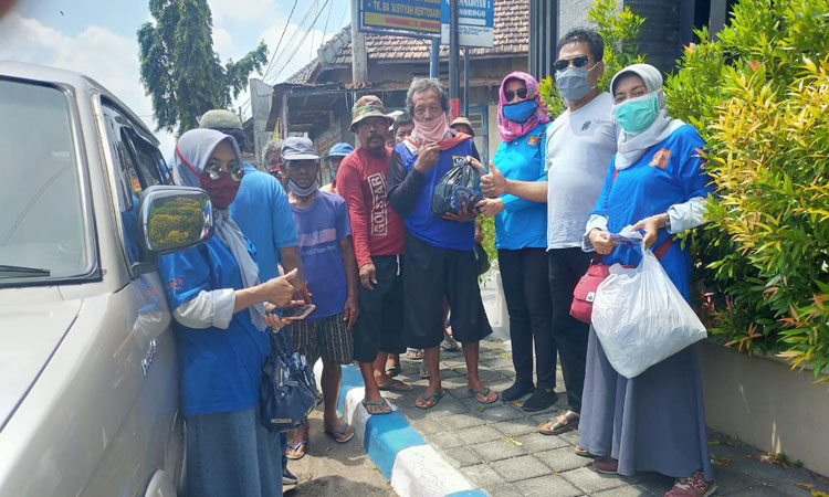 GD Community SMPN 1 Po'84 Bagikan Sembako kepada Warga Terdampak Covid-19