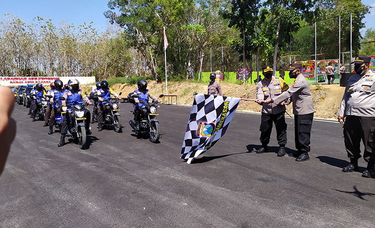 Kapolres Pamekasan melepas pendistribusian perlengkapan penanggulangan Covid-19 ke 189 Kampung Tangguh Semeru (KTS) yang ada di Kabupaten Pamekasan, Kamis (12/8/2021). (foto: ist)