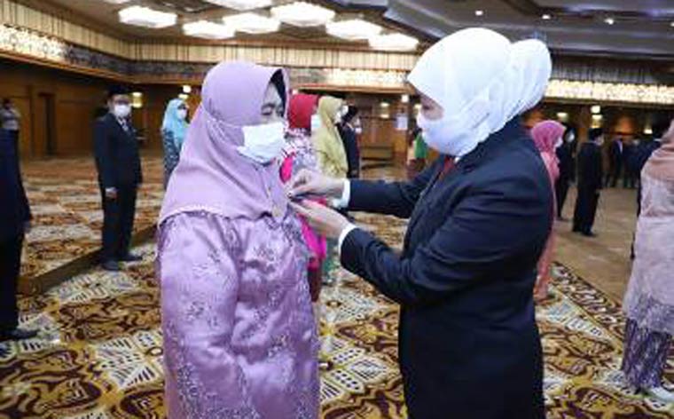 Gubernur Jawa Timur Khofifah Indar Parawansa saat menyematkan Tanda Kehormatan Satyalancana Karya Satya bagi Aparatur Sipil Negara (ASN) di lingkungan Pemprov Jatim, Ahad (16/8/2020). foto: ist/ bangsaonline.com