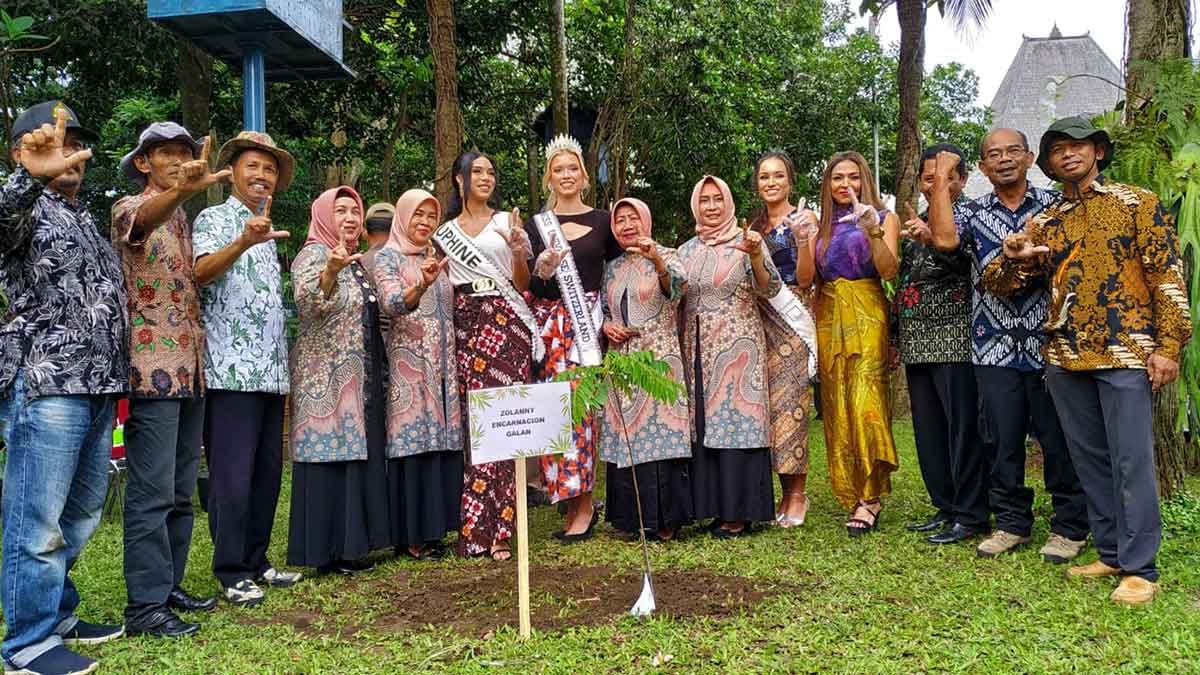 Forkompinda Bersama Miss Universe Switzerland Tanam Pohon Langka di Pendopo Tulungagung