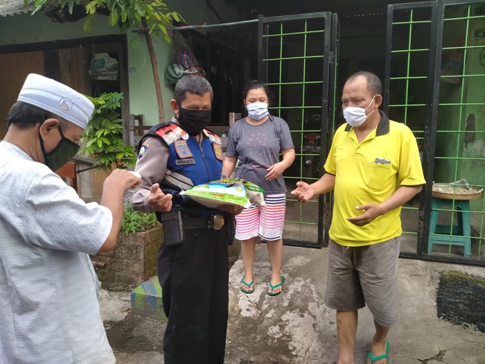Bantu Kiai Asep, Polisi-TNI Masuk Gang-gang Sempit Bagikan Beras dan Uang