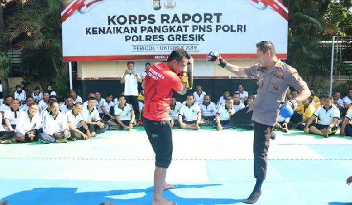 Kapolres Gresik AKBP Kusworo Wibowo saat memeragakan bela diri MMA di halaman Mapolres. foto: ist.