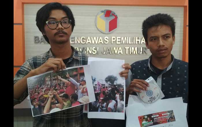 Bagus dan Sukarno menunjukkan foto yang menjadi bukti pelaporan dugaan kampanye ke Bawaslu Jatim. foto: ist