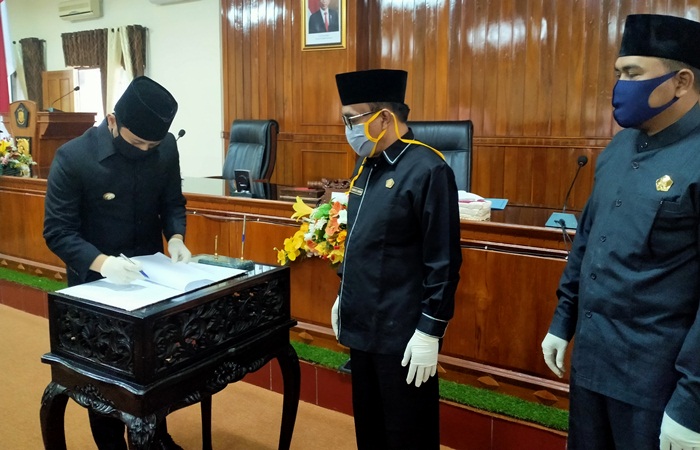 Penandatanganan persetujuan Raperda tentang Pelaksanaan APBD 2019 antara Bupati dan Ketua DPRD Trenggalek. foto: HERMAN/ BANGSAONLINE