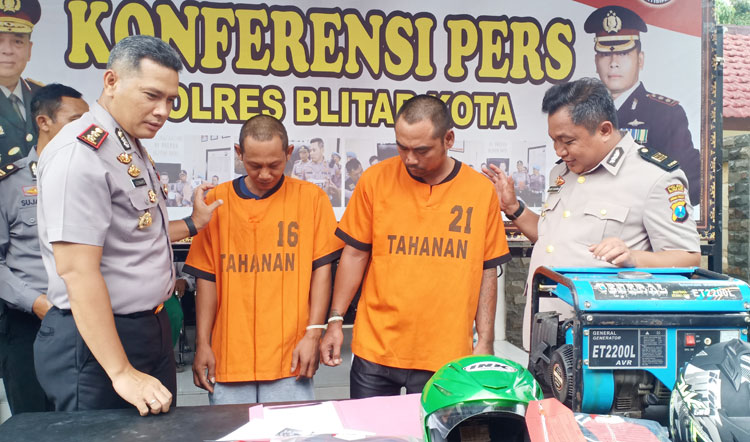 Kapolres Blitar Kota AKBP Leonard M. Sinambela saat menginterogasi kedua tersangka saat rilis di mapolres, Senin (27/1).