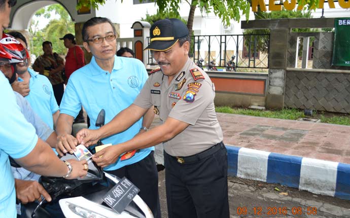 Peringatan Hari Anti-Korupsi di Jatim, Diwarnai Aksi Bagi-bagi Stiker hingga Gelar Demo