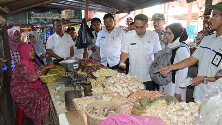 Satgas Pangan Pamekasan saat sidak ke Pasar Tradisional.