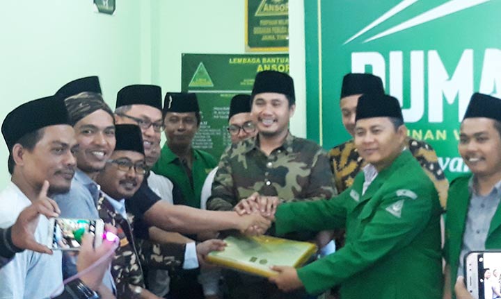 28 Pimpinan Cabang GP Ansor se Jatim mendaftarkan Gus Abid sebagai bakal calon Ketua PW GP Ansor Jatim pada Konferwil XIV di Ponpes Sabilurrosyad, Kota Malang. foto: DIDI ROSADI/ BANGSAONLINE