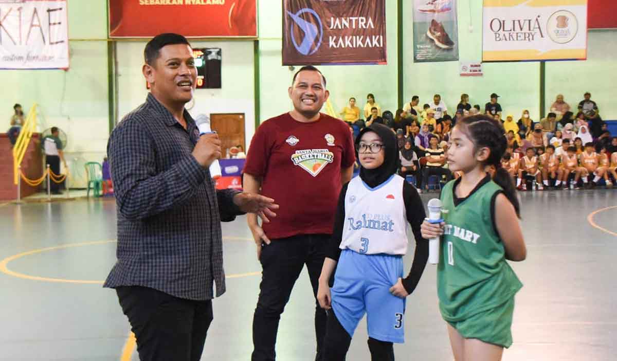 Wali Kota Kediri, Abdullah Abu Bakar, saat membuka turnamen basket tingkat SD. Foto: Ist