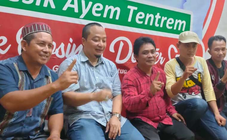 Nur Qolib (paling kiri), salah satu pentolan PPP Gresik yang tergabung dalam relawan Bagus saat memberikan dukungan terhadap Qosim-Alif. foto: ist.