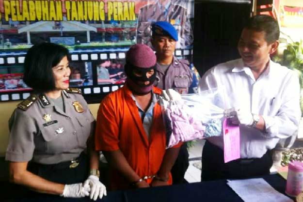 Tersangka Anjar saat digelandang di Polres Tanjung Perak Surabaya. foto: IRWAN SUSANTO/ BANGSAONLINE