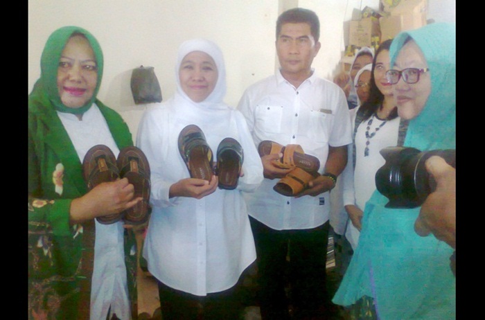 Khofifah saat melihat proses bembuatan sandal. Foto: SOFFAN S/BANGSAONLINE