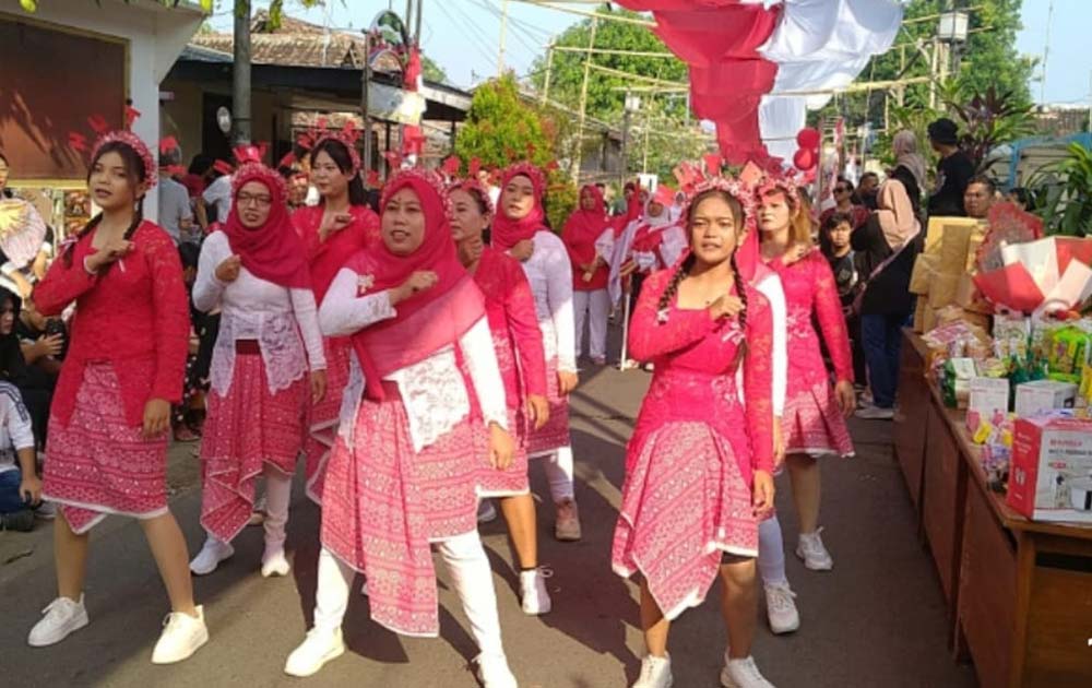 Jalan Kreasi Meriahkan HUT ke-80 RI di Bawah Bendera Merah Putih Terpanjang di Dandangan
