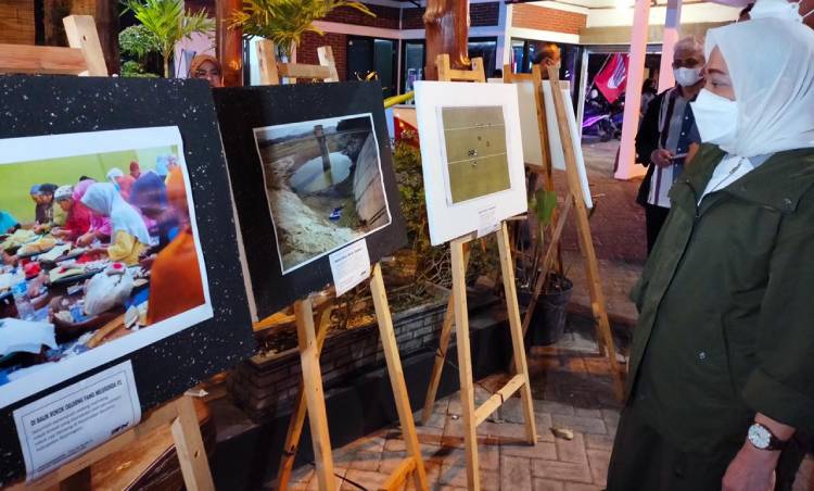 Hadiri Pameran Foto Jurnalistik, Bupati Anna Mu'awanah Heran dan Beli Satu Karya