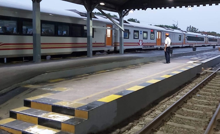 KA Brantas saat berada di Stasiun Nganjuk. (foto: BAMBANG/ BANGSAONLINE)