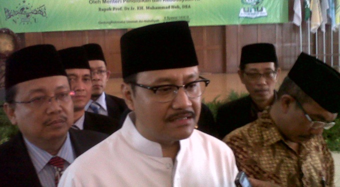 KETERANGAN – Wakil Gubernur Jawa Timur H Saifullah Yusuf usai silaturahim dengan tokoh dan warga NU Sidoarjo, di Gedung Rahmatul Ummah, di Desa Bluru Kecamatan Sidoarjo, Senin (4/8/2014). foto : nanang ichwan/BangsaOnline
