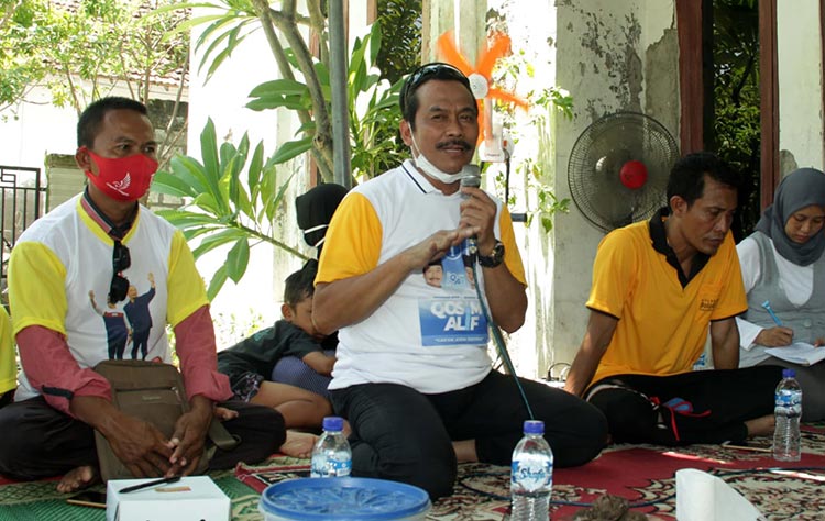Cabup Qosim ketika berdialog dengan nelayan. foto: ist.