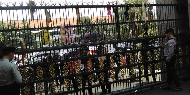 Demo Gantung Bra, Ibu-Ibu Tuntut Jokowi Dipenjara 