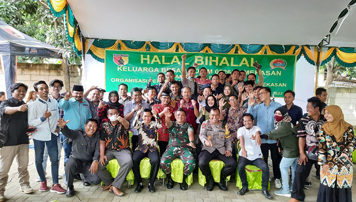 Dandim 0826/Pamekasan, Letkol Inf Ubaidillah, saat foto bersama insan pers di wilayahnya.