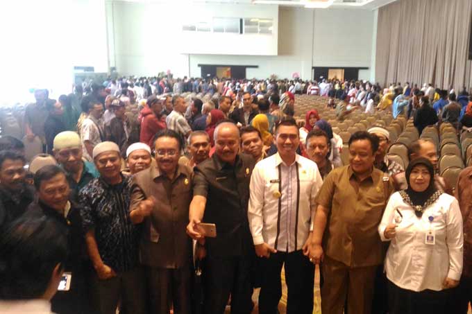 Wali Kota Malang bersama RT/RW usai memberikan pembinaan dan pengarahan. foto: IWAN IRAWAN/ BANGSAONLINE