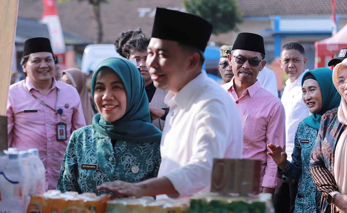 Bupati Jember saat menyapa masyarakat di Pantai Watu Ulo, Kecamatan Ambulu.
