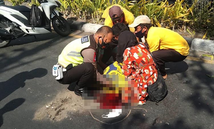 Korban tewas saat hendak dievakuasi petugas.