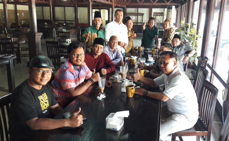 Ketua DPAC PKB Kebomas, Ahmad Zainudin Fuad (baju putih, berdiri di belakang) bersama para pengurus PKB dalam suatu acara, beberapa waktu lalu. foto: SYUHUD/ BANGSAONLINE