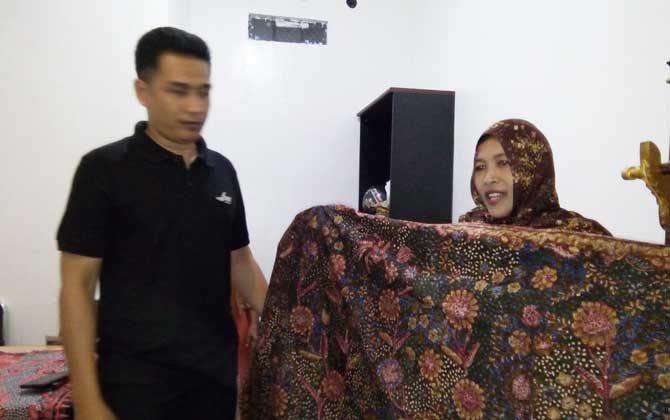 Murniati saat menunjukkan batik produksinya