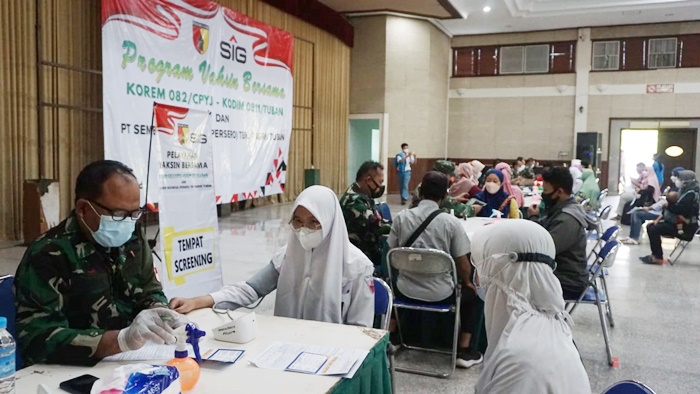 Pelaksanaan vaksinasi oleh PT Semen Indonesia (Persero) Tbk (SIG) Pabrik Tuban dengan menggandeng Korem 082/CPYJ dan Kodim 0811/Tuban.