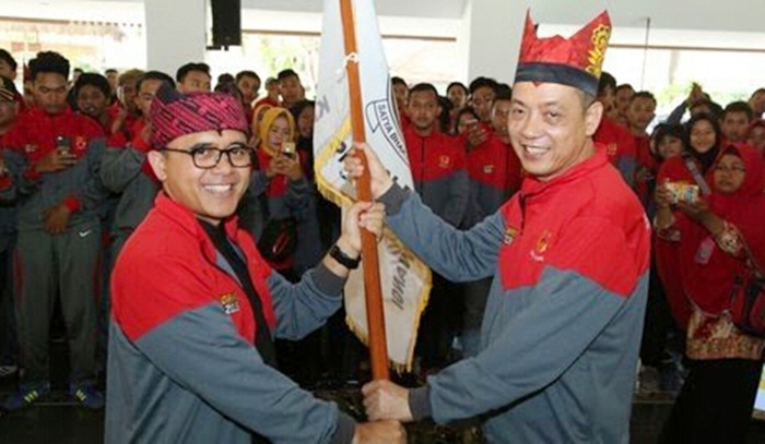 Bupati Anas bersama ketua KONI Banyuwangi saat menyerahkan bendera.