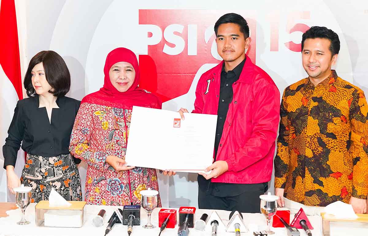 PSI Serahkan SK Pilgub Jatim, Khofifah: Alhamdulillah Partai Pengusung Terus Bertambah