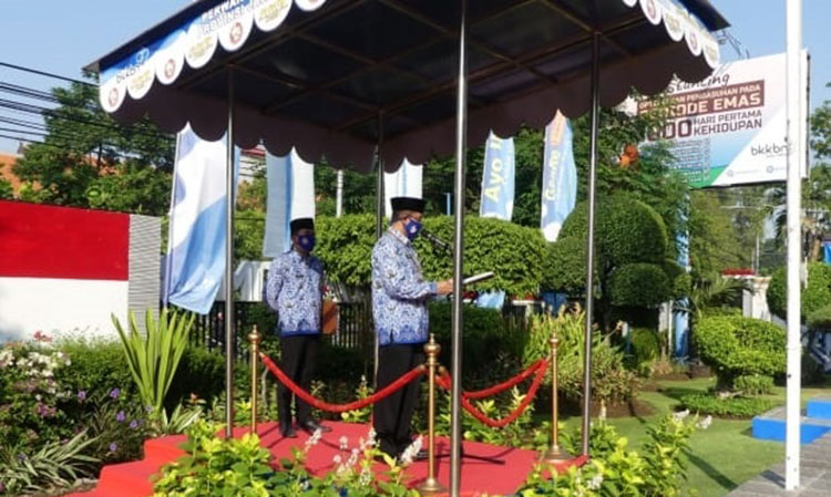 Kaper BKKBN Provinsi Jawa Timur, Drs. Sukaryo Teguh Santoso, M.Pd., saat menjadi Inspektur Upacara Harganas ke-27 yang digelar di Lapangan Kantor Perwakilan BKKBN Jatim, Senin (29/6/2020). (foto: ist).