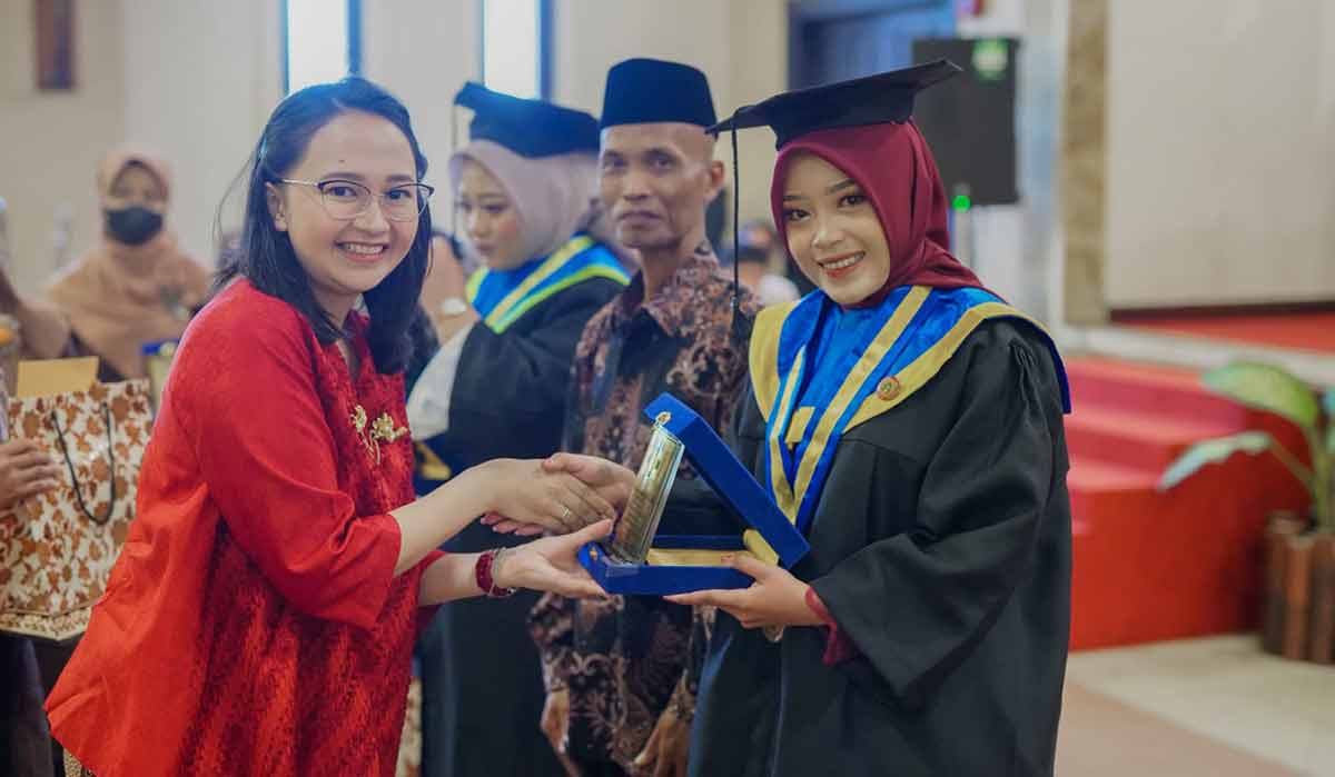 Berikut Harapan Ketua Yayasan Dharma Wanita Kabupaten Kediri pada Lulusan Stikes Pamenang