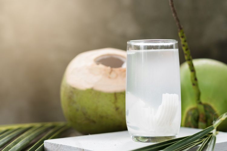 Simak 5 Manfaat Minum Air Kelapa Sebelum Tidur 
