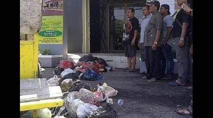 Kesal Fasum Tak Memadai, Warga Bumi Jabon Estate Buang Sampah di Depan Kantor Pemasaran