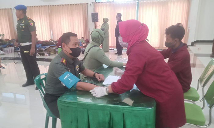 HUT ke-76 Pomad, Dandim Surabaya Timur dan Jajajaran Lakukan Donor Darah