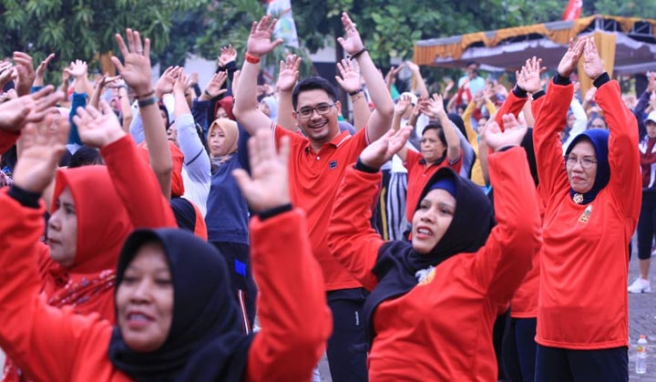 Kampanyekan Olah Raga, Plt. Wali Kota Pasuruan Semangat Senam Bareng Perwosi
