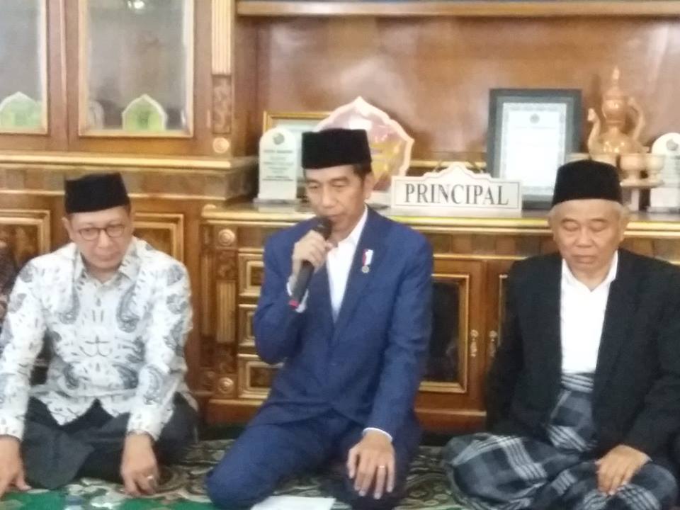 Presiden Joko Widodo didampingi Dr KH Asep Saifuddin Chalim, MA dan Menteri Agama RI  Drs Lukman Hakim Saifuddin saat pertemuan khusus dengan para kiai di lantai II kediaman pribadi Kiai Asep Saifuddin Chalim di Pesantren Amanatul Ummah Kembangbelor Pacet Mojokerto. Foto: bangsaonline.com