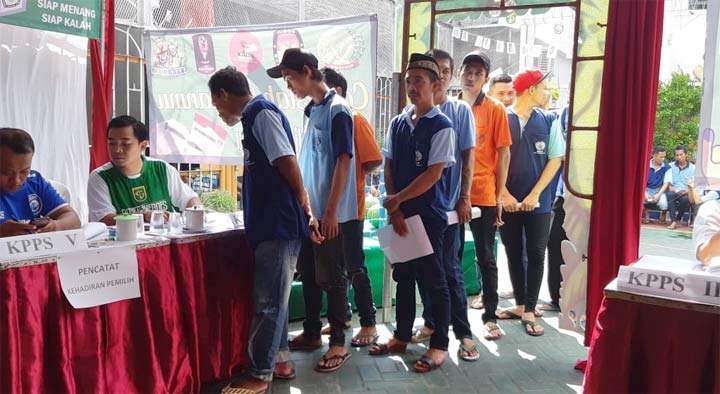Warga binaan mengantre nyoblos.