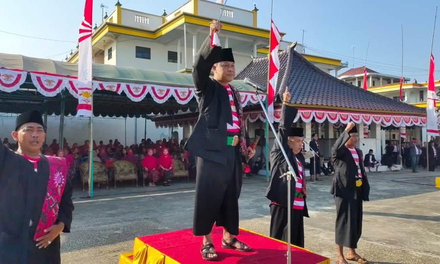 Kenakan Pakaian Sakera dan Marlena, Ponpes Muhajirin Adakan Upacara Peringati Kemerdekaan RI