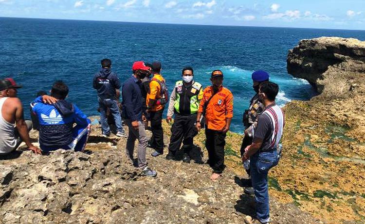 Pantai Keben Tebing Loncor di Blitar Selatan.