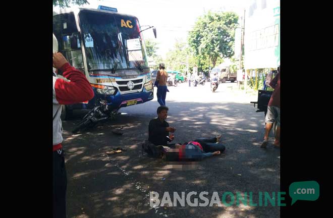 Bus Sugeng Rahayu yang menabrak pengendara sepeda motor di pintu masuk terminal Kepuhsari, Kabupaten Jombang, Rabu (12/10). foto: ROMZA/ BANGSAONLINE