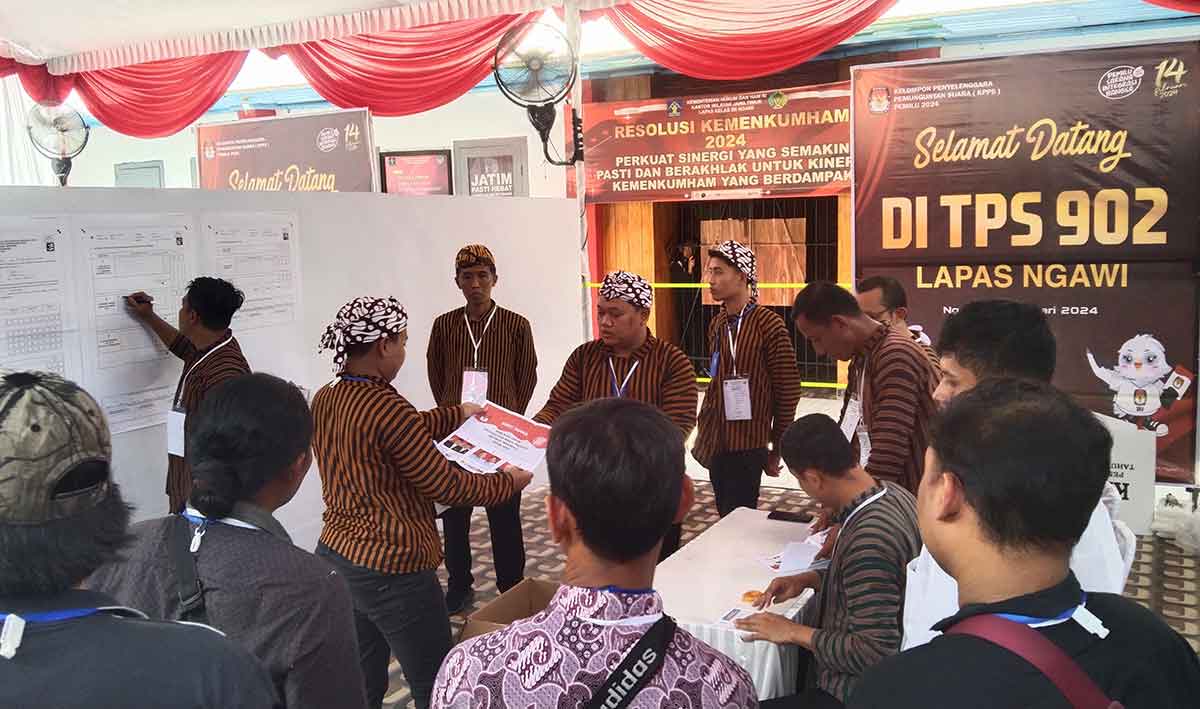 Coblosan Pemilu 2024, KPPS Lapas Ngawi Berpakaian Adat