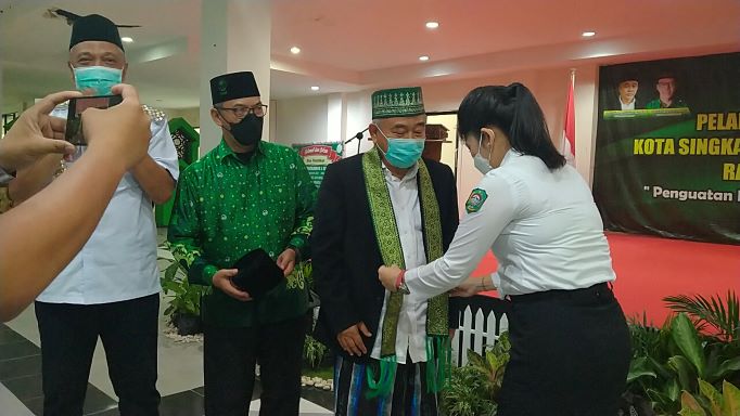 Ngaku Dapat Berkah, Wali Kota Etnis Tionghoa itu Senang Kiai Asep Datang ke Singkawang