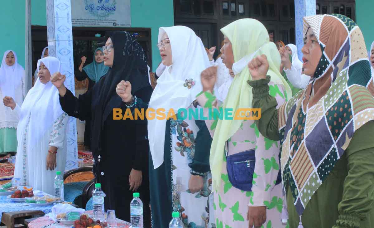 Dukungan dari Nyai dan Neng Hisnu Sampang untuk Ganjar Pranowo. Foto: MUTAMMIM/BANGSAONLINE