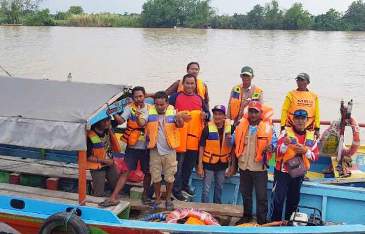 Kades Pangkahwetan Syaifullah Mahdi bersama warga saat membantu proses pencarian korban laka yang jatuh ke Bengawan Solo. foto: Syuhud/bangsaonline.com