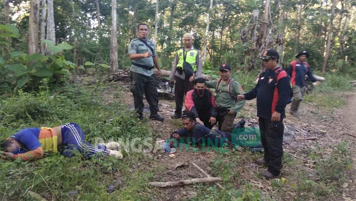 Dua dari sembilan pelaku pencurian kayu saat disergap Polhut.