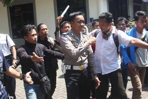 Polisi pun Diusir Mahasiswa saat Demo Tuntut Rektor Unirow Tuban Lengser