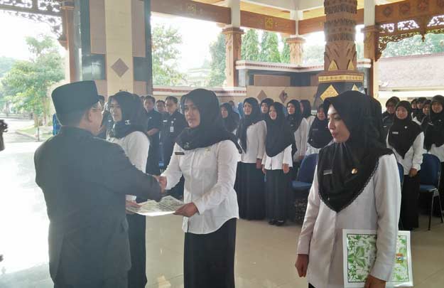 Penyerahan SK oleh Wabup Tuban kepada calon PNS. foto: GUNAWAN WIHANDONO/ BANGSAONLINE